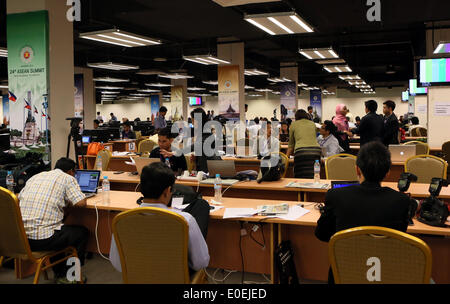 No Gen. Pyi Taw, Myanmar. 11 Maggio, 2014. I giornalisti lavora a Myanmar International Convention Centre per il ventiquattresimo vertice ASEAN in Nay Gen. Pyi Taw, Myanmar, 11 maggio 2014. Credito: Li Peng/Xinhua/Alamy Live News Foto Stock