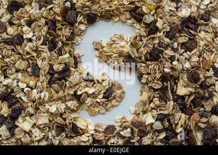 Concetto di immagine - la lettera s (a significare lo zucchero) in essiccato muesli. Foto Stock