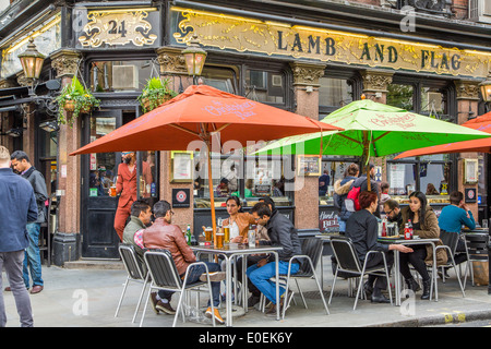 Una vista esterna dell'Agnello e Bandiera Pub, James St, Londra Foto Stock