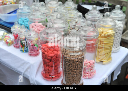 Il Covent Garden di Londra, Regno Unito. 11 maggio 2014. Dolci tradizionali in vasetti di vetro in vendita presso il Maggio Fayre in Covent Garden. Credito: Matteo Chattle/Alamy Live News Foto Stock