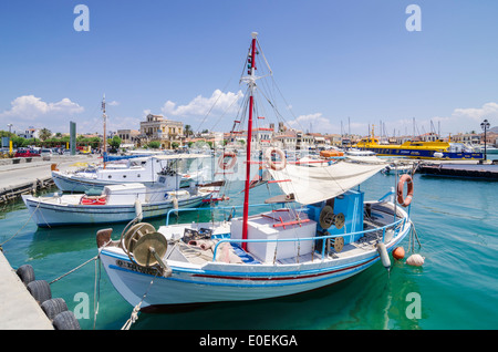 Ormeggiate barche da pesca a Aegina porto cittadino, Aegina Island, Grecia Foto Stock