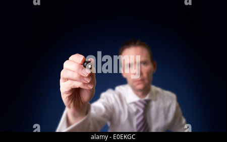 Imprenditore scrittura, disegno sullo schermo Foto Stock