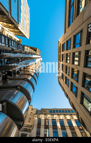 Vista verso l'alto di alti grattacieli contro un cielo blu nella zona degli affari di Londra, Regno Unito Foto Stock