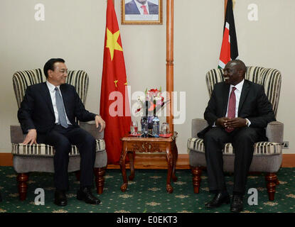 Nairobi, in Kenya. 11 Maggio, 2014. Il premier cinese LI Keqiang (L) soddisfa con keniota Vice presidente William Ruto a Nairobi, in Kenya, il 11 maggio 2014. Credito: Li Xueren/Xinhua/Alamy Live News Foto Stock