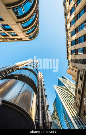 Vista verso l'alto di alti grattacieli contro un cielo blu nella zona degli affari di Londra, Regno Unito Foto Stock