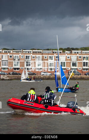 West Kirby, Liverpool, Regno Unito. 11 maggio 2014. British Open Team Racing Campionati Trophy 2014. Barca a vela di Premier League " Il Trofeo Wilson' 200 Olympic-class marinai competere annualmente su Kirby's anfiteatro marino in uno del mondo eventi preferiti dove migliaia di spettatori seguono 300 breve, sharp delirante gare in tre squadre di barca spintoni su un lago delle dimensioni di un campo di calcio per guadagnare il prestigioso titolo: "Wilson campione del Trofeo." Credito: Cernan Elias/Alamy Live News Foto Stock