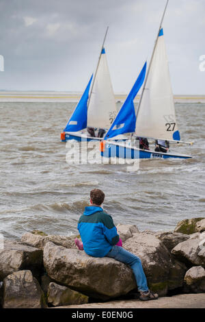 West Kirby, Liverpool, Regno Unito. 11 maggio 2014. British Open Team Racing Campionati Trophy 2014. Barca a vela di Premier League " Il Trofeo Wilson' 200 Olympic-class marinai competere annualmente su Kirby's anfiteatro marino in uno del mondo eventi preferiti dove migliaia di spettatori seguono 300 breve, sharp delirante gare in tre squadre di barca spintoni su un lago delle dimensioni di un campo di calcio per guadagnare il prestigioso titolo: "Wilson campione del Trofeo." Credito: Cernan Elias/Alamy Live News Foto Stock