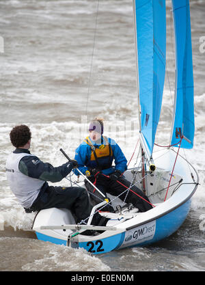 West Kirby, Liverpool, Regno Unito. 11 maggio 2014. British Open Team Racing Campionati Trophy 2014. Barca a vela di Premier League " Il Trofeo Wilson' 200 Olympic-class marinai competere annualmente su Kirby's anfiteatro marino in uno del mondo eventi preferiti dove Southport, Merseyside, Regno Unito. Credito: Cernan Elias/Alamy Live News Foto Stock