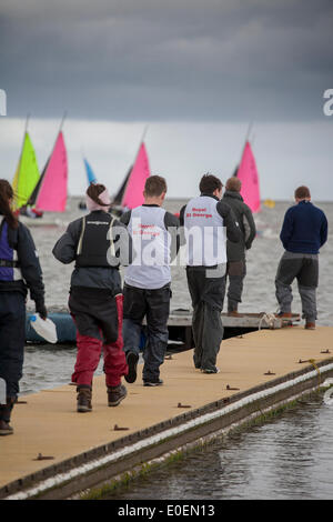 West Kirby, Liverpool, Regno Unito. 11 maggio 2014. Team Royal St George presso il British Open Team Racing Campionati Trophy 2014. Barca a vela di Premier League " Il Trofeo Wilson' 200 Olympic-class marinai competere annualmente su Kirby's anfiteatro marino in uno del mondo eventi preferiti dove migliaia di spettatori seguono 300 breve, sharp delirante gare in tre squadre di barca spintoni su un lago delle dimensioni di un campo di calcio per guadagnare il prestigioso titolo: "Wilson campione del Trofeo." Credito: Cernan Elias/Alamy Live News Foto Stock