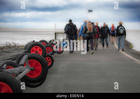 West Kirby, Liverpool, Regno Unito. 11 maggio 2014. British Open Team Racing Campionati Trophy 2014. Barca a vela di Premier League " Il Trofeo Wilson' 200 Olympic-class marinai competere annualmente su Kirby's anfiteatro marino in uno del mondo eventi preferiti dove migliaia di spettatori seguono 300 breve, sharp delirante gare in tre squadre di barca spintoni su un lago delle dimensioni di un campo di calcio per guadagnare il prestigioso titolo: "Wilson campione del Trofeo." Credito: Cernan Elias/Alamy Live News Foto Stock