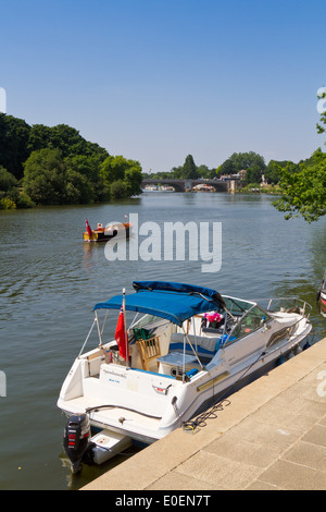 Il fiume il Tamigi a Hampton Court nel Luglio, 2013 Foto Stock
