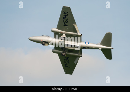 Vintage, restaurato, English Electric Canberra PR9 in volo a Abingdon Air Show UK. Maggio 2014 Foto Stock