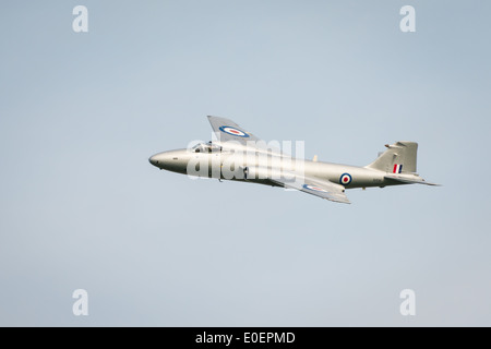 Vintage, restaurato, English Electric Canberra PR9 in volo a Abingdon Air Show UK. Maggio 2014 Foto Stock