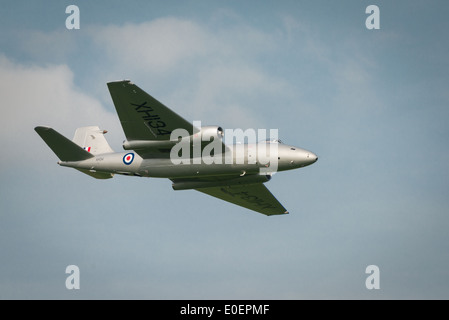 Vintage, restaurato, English Electric Canberra PR9 in volo a Abingdon Air Show UK. Maggio 2014 Foto Stock