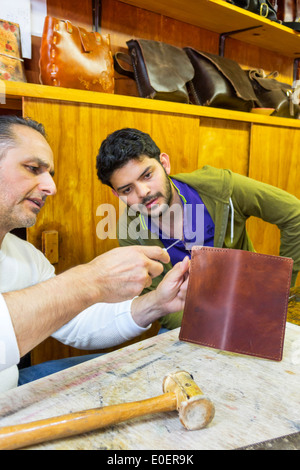 California,Los Angeles,Los Angeles Plaza Historic District,patrimonio messicano,Olvera Street,plaza,artigianato messicano,shopping shopper shopping negozi ma Foto Stock
