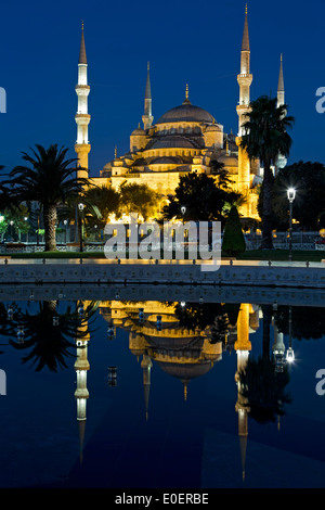 La moschea blu riflessa sulla piscina, Istanbul, Turchia Foto Stock