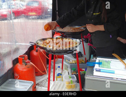 Chorley, Lancashire, Regno Unito. 11 Maggio, 2014. La cottura e la preparazione alla prima mai food festival a Chorley. Credit: Sue Burton/Alamy Live News Foto Stock