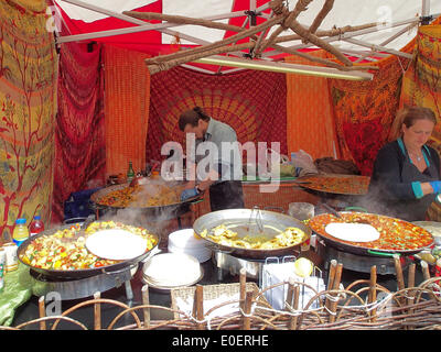 Chorley, Lancashire, Regno Unito. 11 Maggio, 2014. La cottura e la preparazione alla prima mai food festival a Chorley. Credit: Sue Burton/Alamy Live News Foto Stock