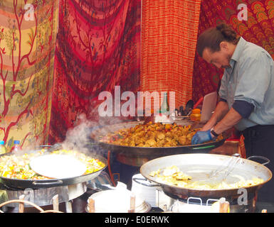 Chorley, Lancashire, Regno Unito. 11 Maggio, 2014. La cottura e la preparazione alla prima mai food festival a Chorley. Credit: Sue Burton/Alamy Live News Foto Stock