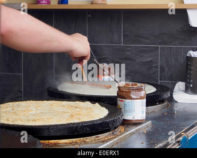 Chorley, Lancashire, Regno Unito. 11 Maggio, 2014. Preparare Crêpe al primo mai food festival a Chorley. Credit: Sue Burton/Alamy Live News Foto Stock