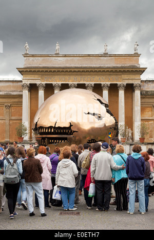 Scultura intitolata ' sfera sfera ' da Arnaldo Pomodoro, Cortile del Belvedere, ai Musei Vaticani Roma Italia Europa Foto Stock
