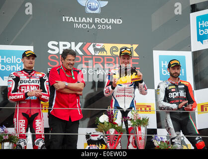 Imola, Italia. 11 maggio 2014. da L a R: Chaz Davies (DUCATI SUPERBIKE TEAM), Jonathan Rea (PATA HONDA WORLD SUPERBIKE TEAM), Sylvain Guintoli (APRILIA RACING TEAM)celebra la vittoria sul podio di gara 2 durante il Campionato del Mondo Superbike 04 round di Imola, Italia. Credito: Azione Sport Plus/Alamy Live News Foto Stock