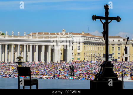Piazza San Pietro, il Vaticano. Il 10 maggio, 2014. Papa Francesco incontrano le scuole cattoliche dell'Italia. Credito: Davvero Facile Star/Alamy Live News Foto Stock