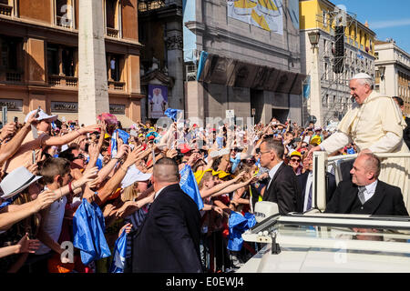 Piazza San Pietro, il Vaticano. Il 10 maggio, 2014. Papa Francesco incontrano le scuole cattoliche dell Italia in piazza San Pietro. Credito: Davvero Facile Star/Alamy Live News Foto Stock