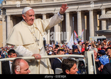 Piazza San Pietro, il Vaticano. Il 10 maggio, 2014. Papa Francesco incontrano le scuole cattoliche dell Italia in piazza San Pietro. Credito: Davvero Facile Star/Alamy Live News Foto Stock