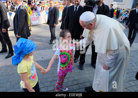Piazza San Pietro, il Vaticano. Il 10 maggio, 2014. Papa Francesco incontrano le scuole cattoliche dell Italia in piazza San Pietro. Credito: Davvero Facile Star/Alamy Live News Foto Stock