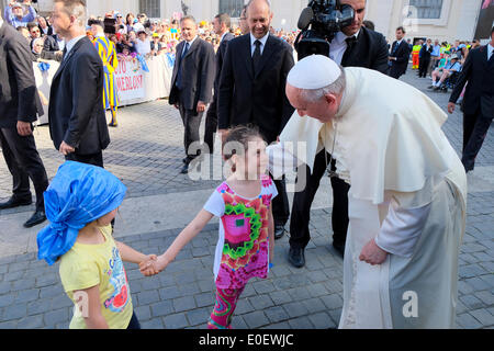 Piazza San Pietro, il Vaticano. Il 10 maggio, 2014. Papa Francesco incontrano le scuole cattoliche dell Italia in piazza San Pietro. Credito: Davvero Facile Star/Alamy Live News Foto Stock