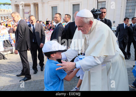 Piazza San Pietro, il Vaticano. Il 10 maggio, 2014. Papa Francesco incontrano le scuole cattoliche dell Italia in piazza San Pietro. Credito: Davvero Facile Star/Alamy Live News Foto Stock