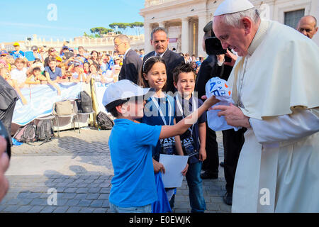 Piazza San Pietro, il Vaticano. Il 10 maggio, 2014. Papa Francesco incontrano le scuole cattoliche dell Italia in piazza San Pietro. Credito: Davvero Facile Star/Alamy Live News Foto Stock