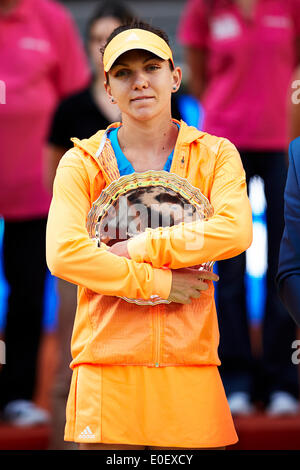 Madrid, Spagna. 11 Maggio, 2014. Simona Halep di Romania pone con il WTA Mutua Madrid 2014 up trofeo runner dopo essere stato sconfitto nella finale 2014 da Maria Sharapova della Russia da La Caja Magica. Credito: Azione Sport Plus/Alamy Live News Foto Stock