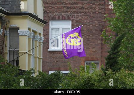 Londra REGNO UNITO. 11 maggio 2014. Una bandiera del (UKIP) Regno Unito Independence Party vola da una residenza a Londra per mostrare il loro sostegno prima delle elezioni europee il 22 maggio 2014 Foto Stock