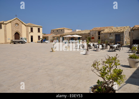 Piazza Regina Margherita, la Piazza Centrale, Marzamemi, Provincia di Siracusa, Sicilia, Italia Foto Stock