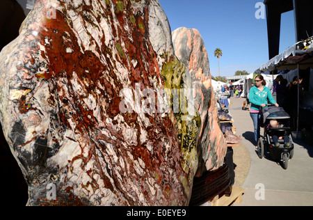 L annuale Tucson Gem e Mineral Show attira venditori e compratori provenienti da tutto il mondo in Tucson, Arizona, Stati Uniti. Foto Stock