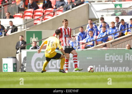 Londra, Regno Unito. Il 10 maggio, 2014. Mike pannolino di Sholing Town FC distribuendo la sfera durante la FA Vase Final 2014. Giocando contro il West Auckland Town FC, South Coast basato Sholing ran out meritato vincitori. Credito: Flashspix/Alamy Live News Foto Stock
