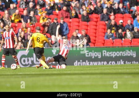 Londra, Regno Unito. Il 10 maggio, 2014. Brian vicino Auckland Town FC, si bloccasse durante la FA Vase, la città Sholing player è stato giallo cardate tardi nella seconda metà, durante la FA Vase finale al Wembley Stadium il 10 maggio 2014. Credito: Flashspix/Alamy Live News Foto Stock