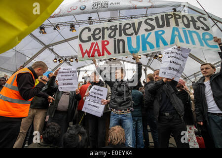 Londra, Regno Unito. 11 Maggio, 2014. Euromaidan ucraino protestare con Peter Tatchell contro la pro-Putin Valery Gergiev in London Credit: Guy Corbishley/Alamy Live News Foto Stock
