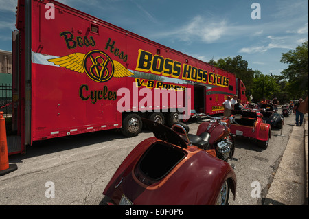 Boss Hoss cicli con V8 potenza essendo mostrata a Leesburg, Florida USA Bike Week evento rally Foto Stock