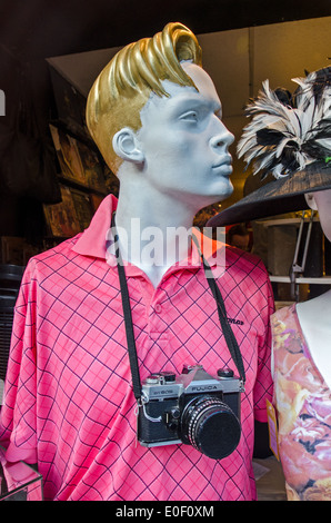 Manichino con una FUJICA ST605 fotocamera a pellicola intorno al suo collo nella vetrina di un negozio di carità a Edimburgo. Foto Stock
