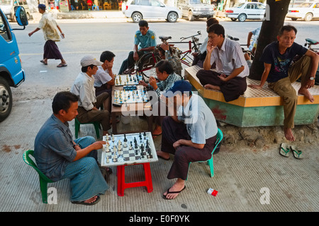 Giocatore di scacchi, Yangon, Myanmar, Asia Foto Stock