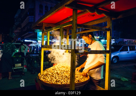 Venditore di arachidi, Yangon, Myanmar, Asia Foto Stock