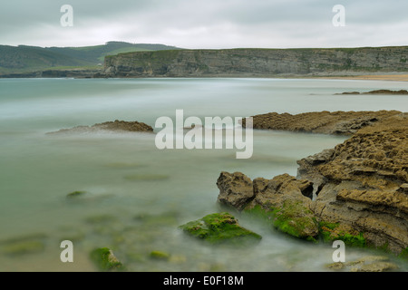 Rocce con moss sulla spiaggia a Langre, Cantabria, Spagna, Europa Foto Stock