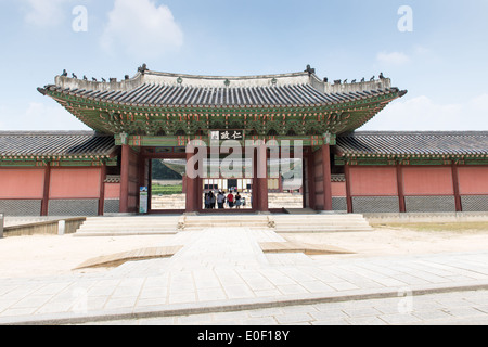 Gate injeongmun presso il palazzo di Changdeokgung a Seul, Corea del Sud, sito del Patrimonio mondiale Foto Stock