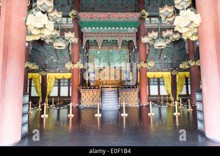 All'interno del injeongjeon sala del trono della sede del Palazzo di Changdeokgung a Seul, Corea del Sud, sito del Patrimonio mondiale Foto Stock