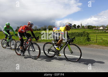 Co. Armagh, Irlanda del Nord, Regno Unito. 11 maggio 2014. Il gruppo di disinnesto passa da San Aidan la chiesa parrocchiale in Saltersgrange, al di fuori di Armagh, durante la terza tappa del 97th Giro d'Italia da Armagh in Irlanda del Nord di Dublino in Irlanda. Credito: Michael Debets/Alamy Live News Foto Stock