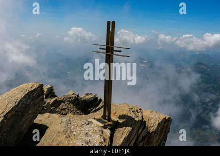 Il vertice della Haute Cime, Dents du Midi con croce in ferro Foto Stock