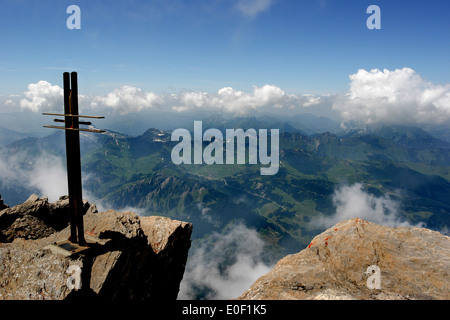 Il vertice della Haute Cime, Dents du Midi con croce in ferro Foto Stock